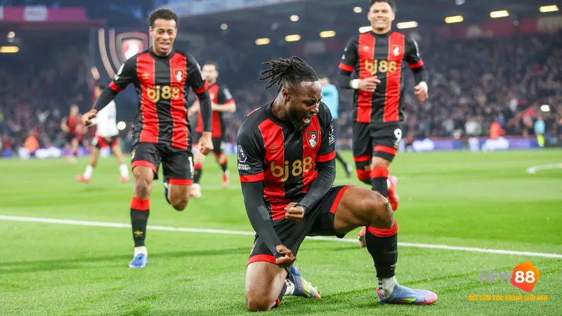 Cầu thủ Bournemouth dứt điểm mạnh từ ngoài vòng cấm trong trận đấu với Fulham Cầu thủ Bournemouth dứt điểm mạnh từ ngoài vòng cấm trong trận đấu với Fulham